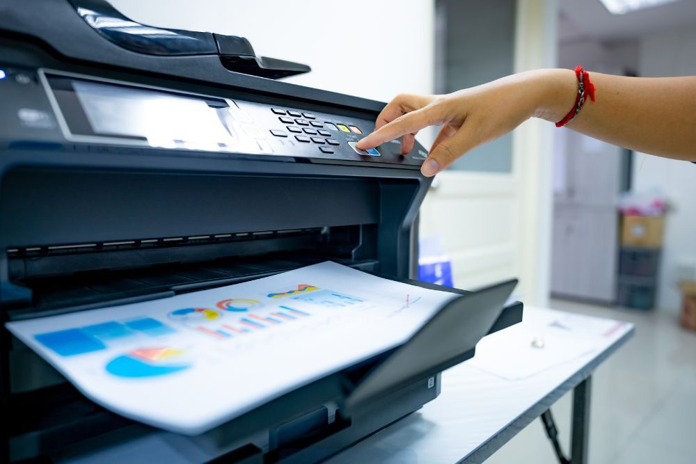 Impresoras multifunción modernas de distintas marcas alineadas