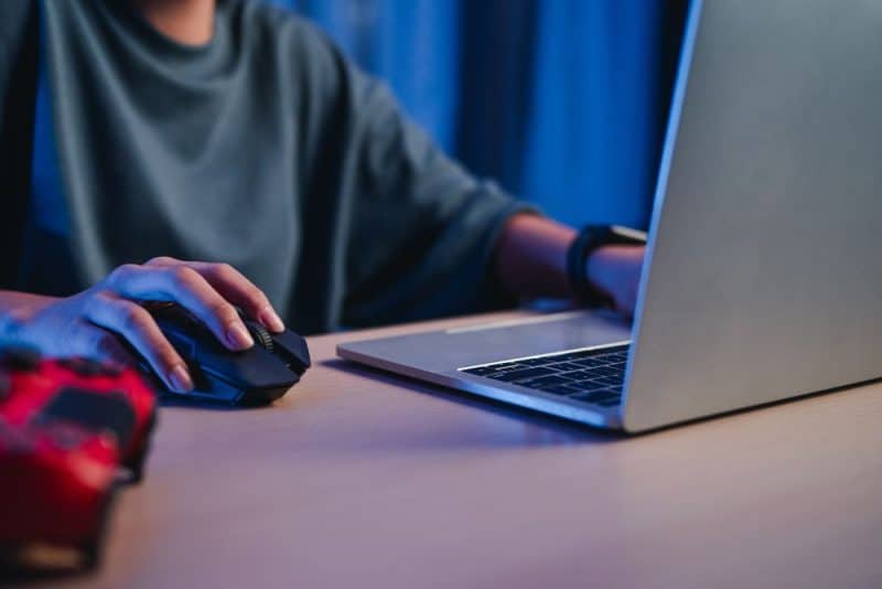 laptop 09 Notebooks Asus y MSI gamer enfrentadas en escritorio con luz LED