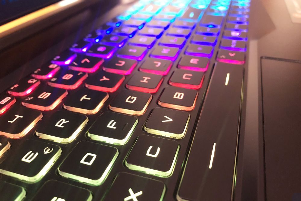 Procesadores Intel Core i5 y AMD Ryzen 5 en placas comparativas