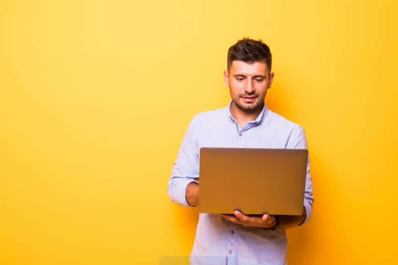 laptop 20 Notebooks Acer y Lenovo exhibidas en escritorio para comparación
