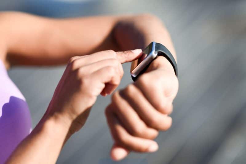 reloj 22 Smartwatch con diseño similar al Apple Watch sobre fondo claro