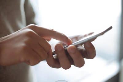 Comparativa: Huella bajo pantalla vs sensores físicos