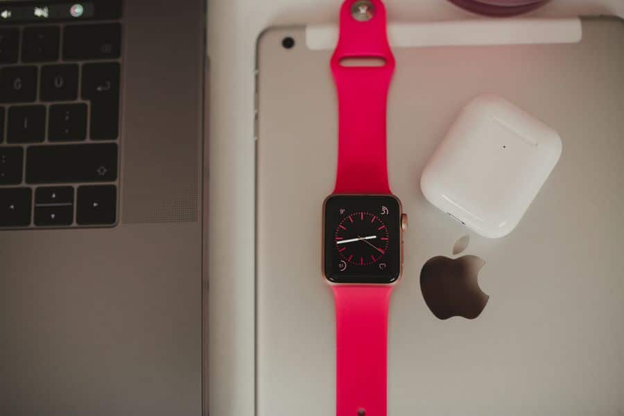 Smartwatch, laptop y auriculares inalámbricos