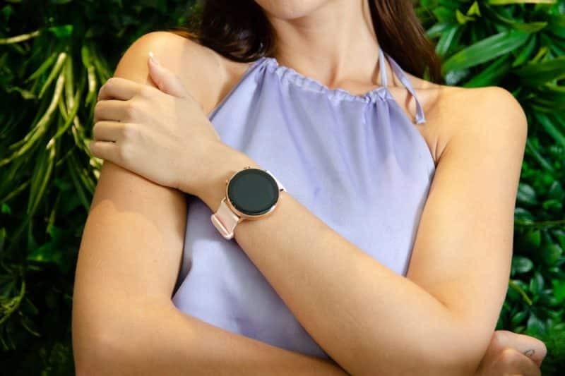 Smartwatch moderno para mujer