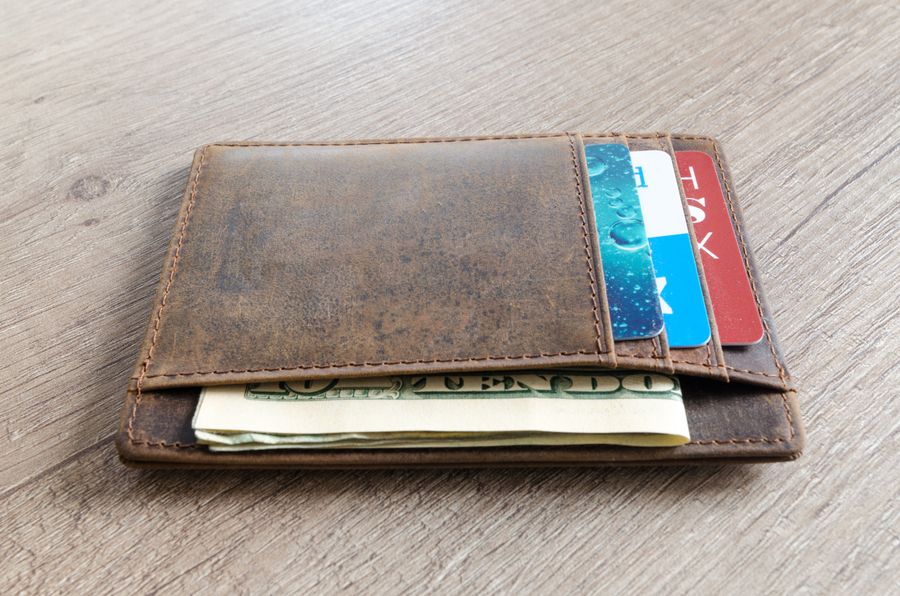 Cartera de cuero con tarjetas y efectivo
