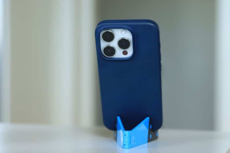 funda celular soporte camara triple Funda para celular con soporte y cámara triple
