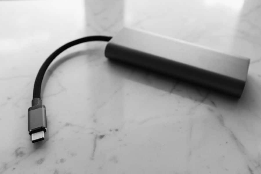 Power bank compacto con cable USB-C