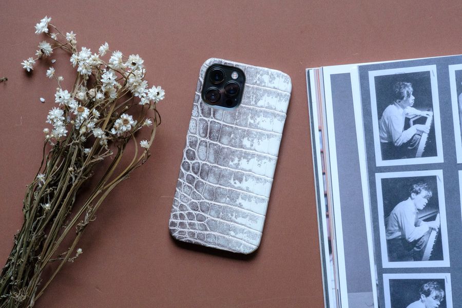 Smartphone de lujo con funda de cuero