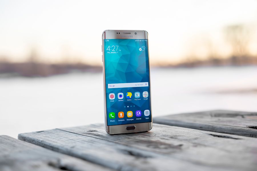Smartphone Samsung Galaxy al aire libre