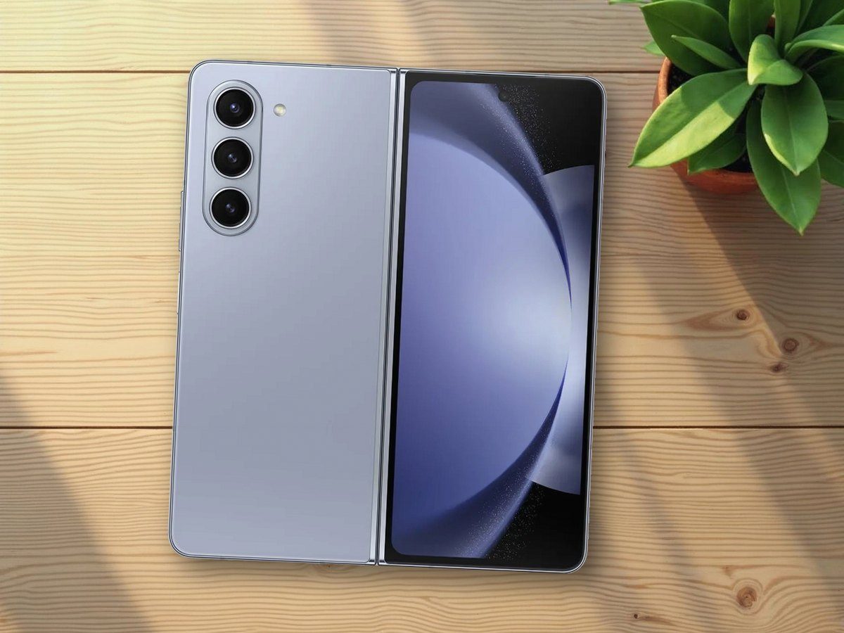 Samsung Galaxy Z Fold5 sobre una mesa