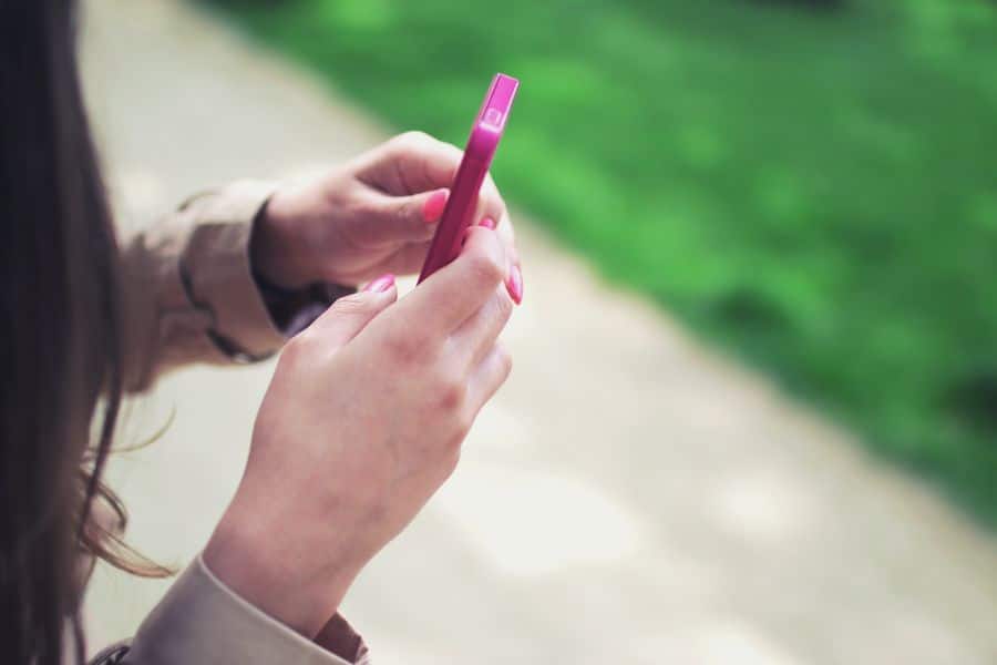 Smartphone Motorola rosa en manos de mujer