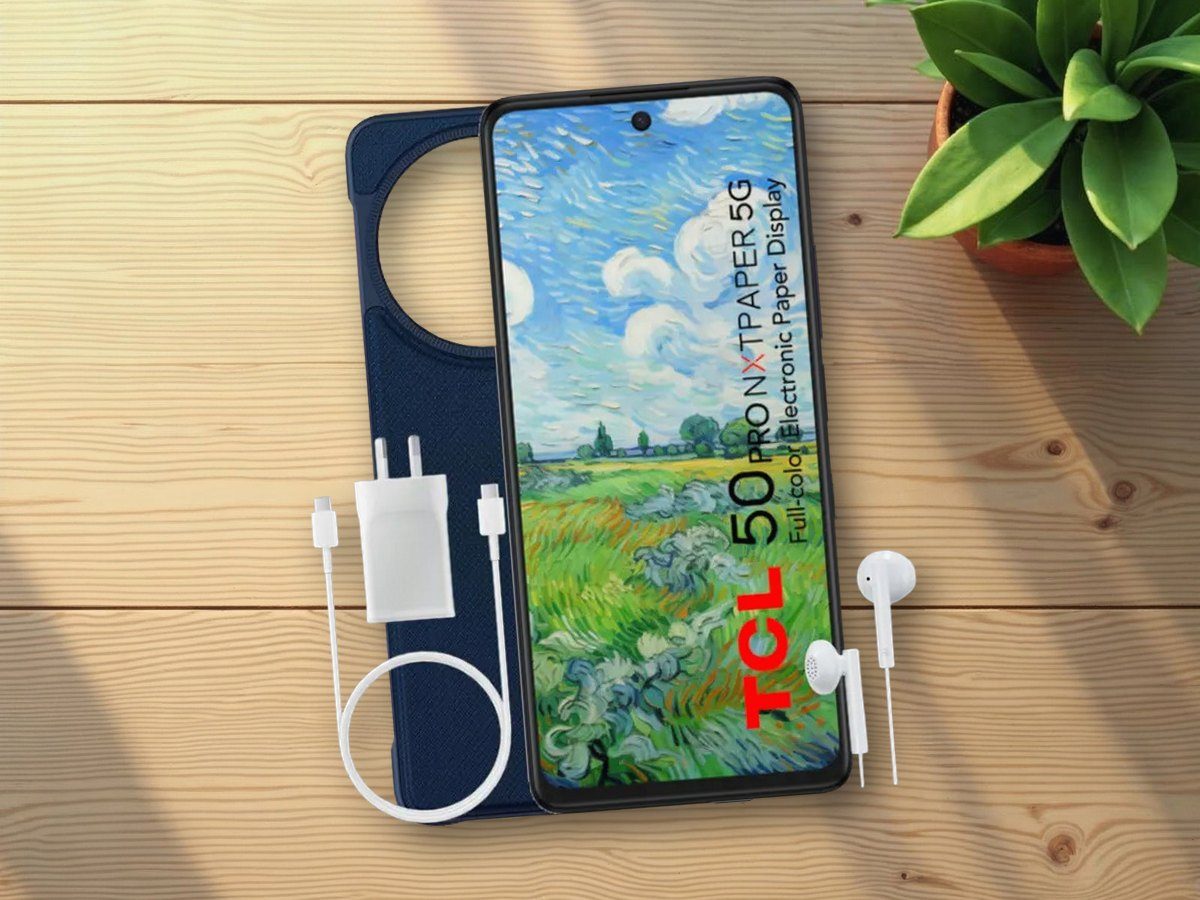 TCL 50 PRO NXTPAPER sobre una mesa